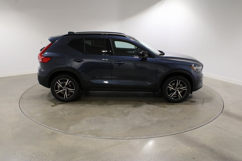 2026 Volvo XC40 Core photo 6