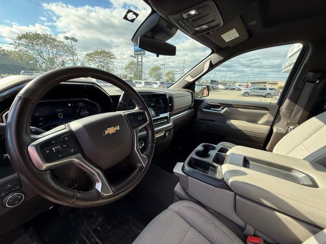 2022 Chevrolet Silverado 1500 LT photo 3