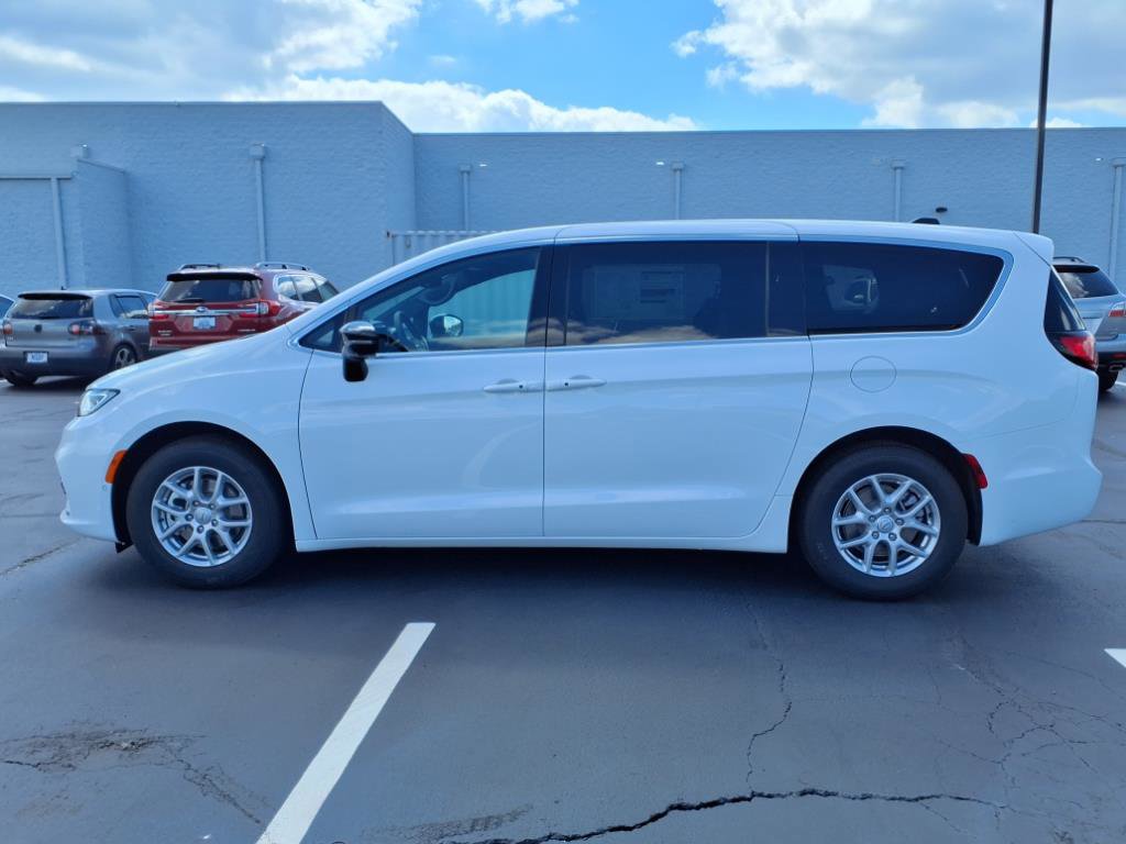 2026 Chrysler Pacifica photo 3