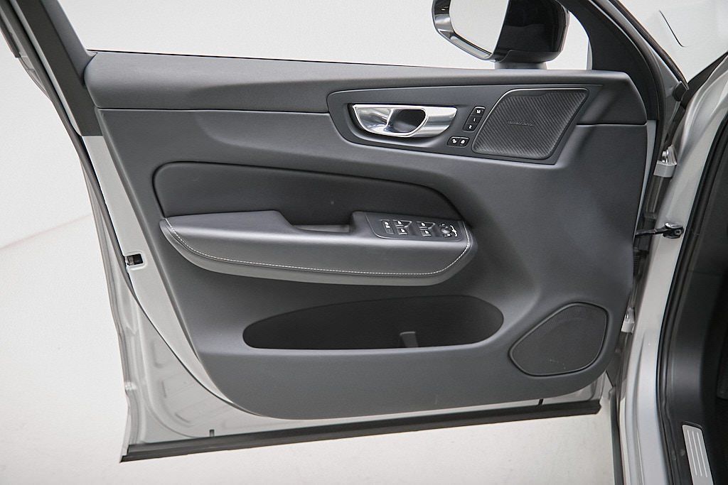 2023 VOLVO XC60 - Image 9