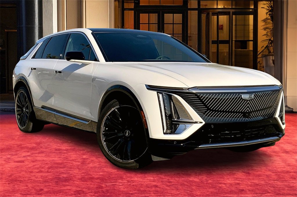 2025 Cadillac Lyriq Luxury photo 2