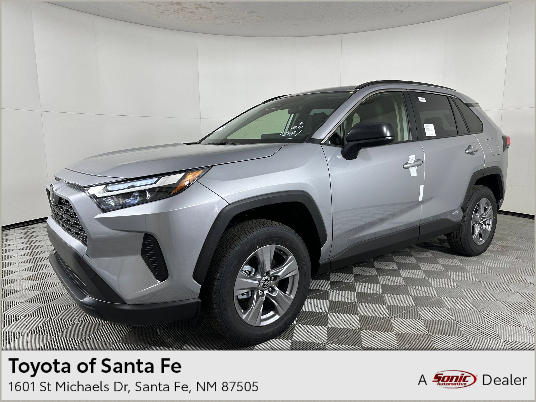 2025 Toyota RAV4 LE's photo