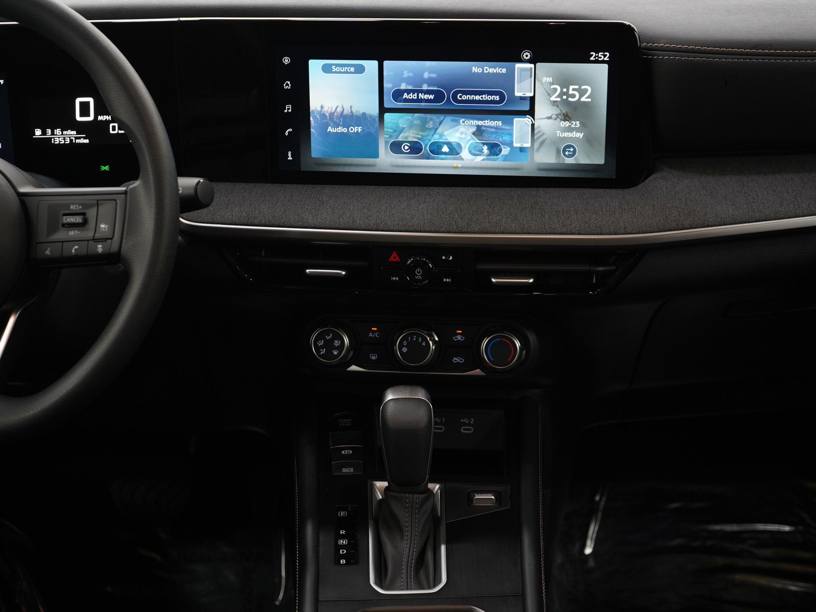 2025 Nissan Kicks SV photo 9