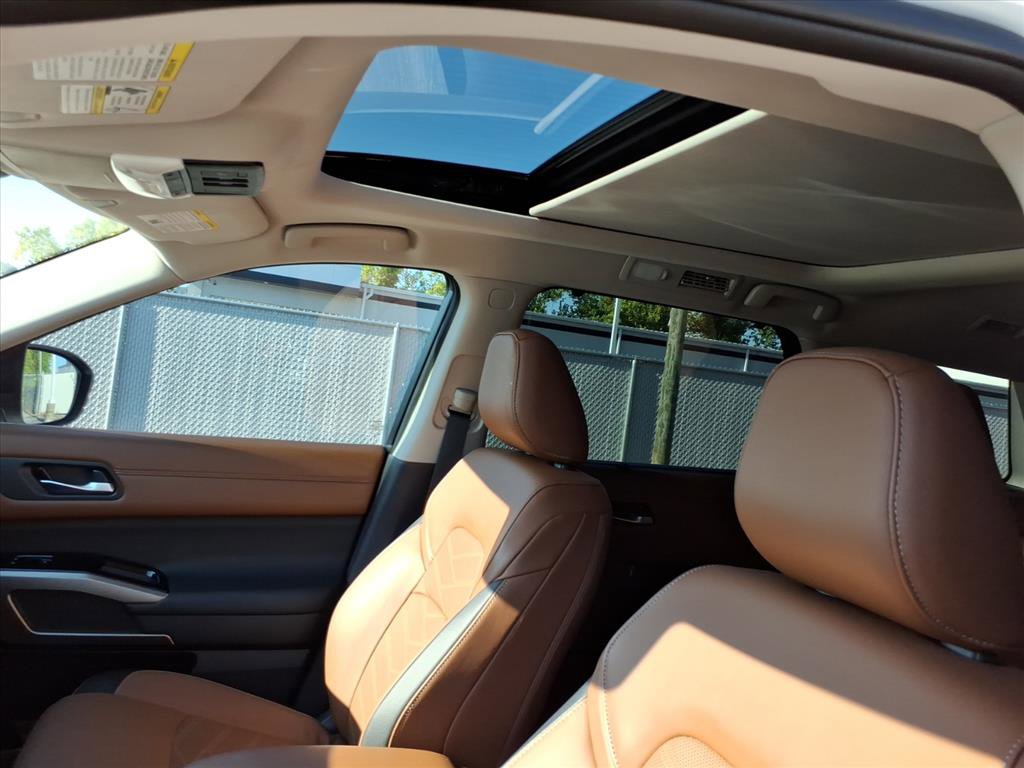 2024 Nissan Pathfinder Platinum photo 9