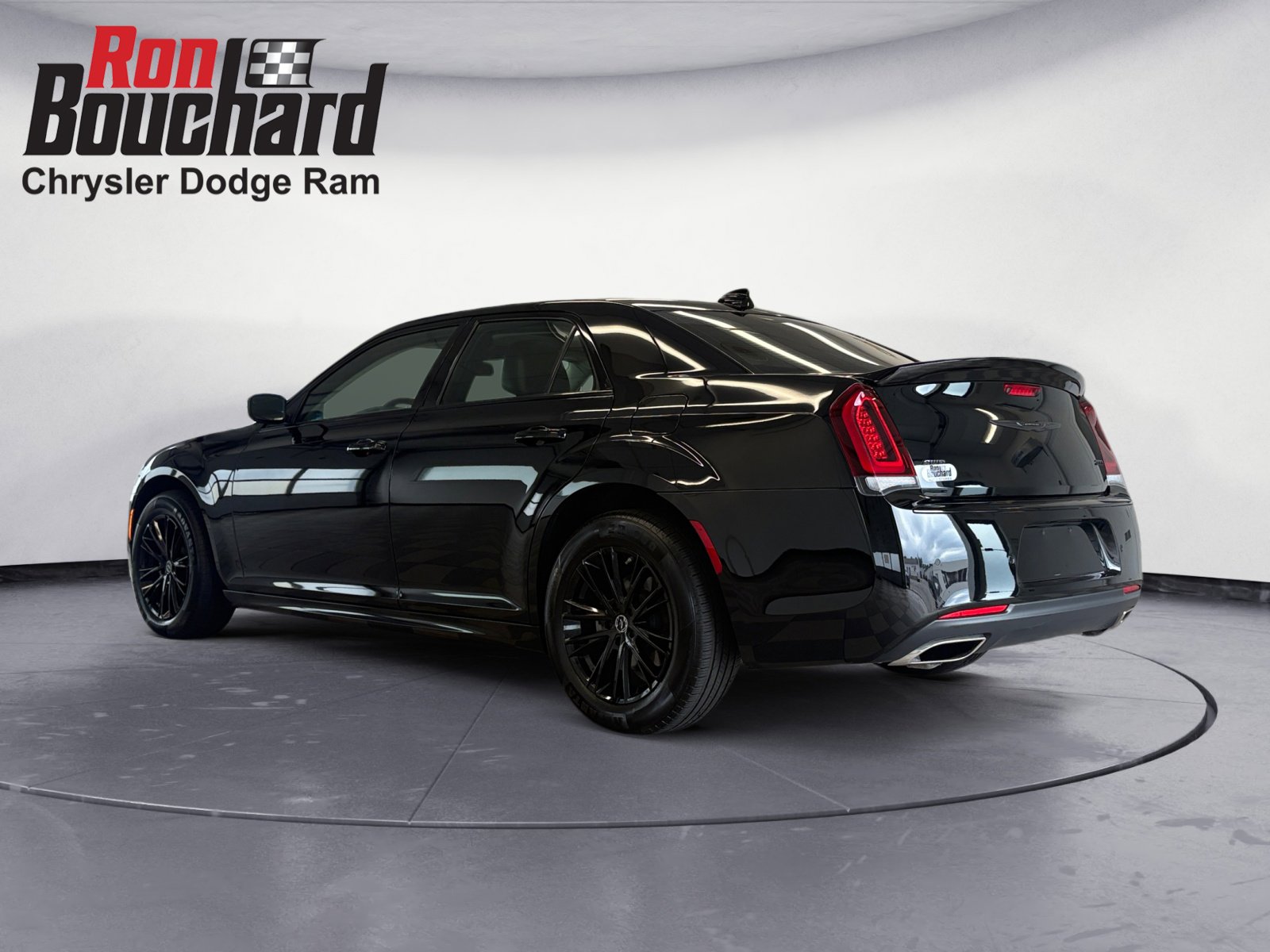 2022 Chrysler 300 Touring L photo 4
