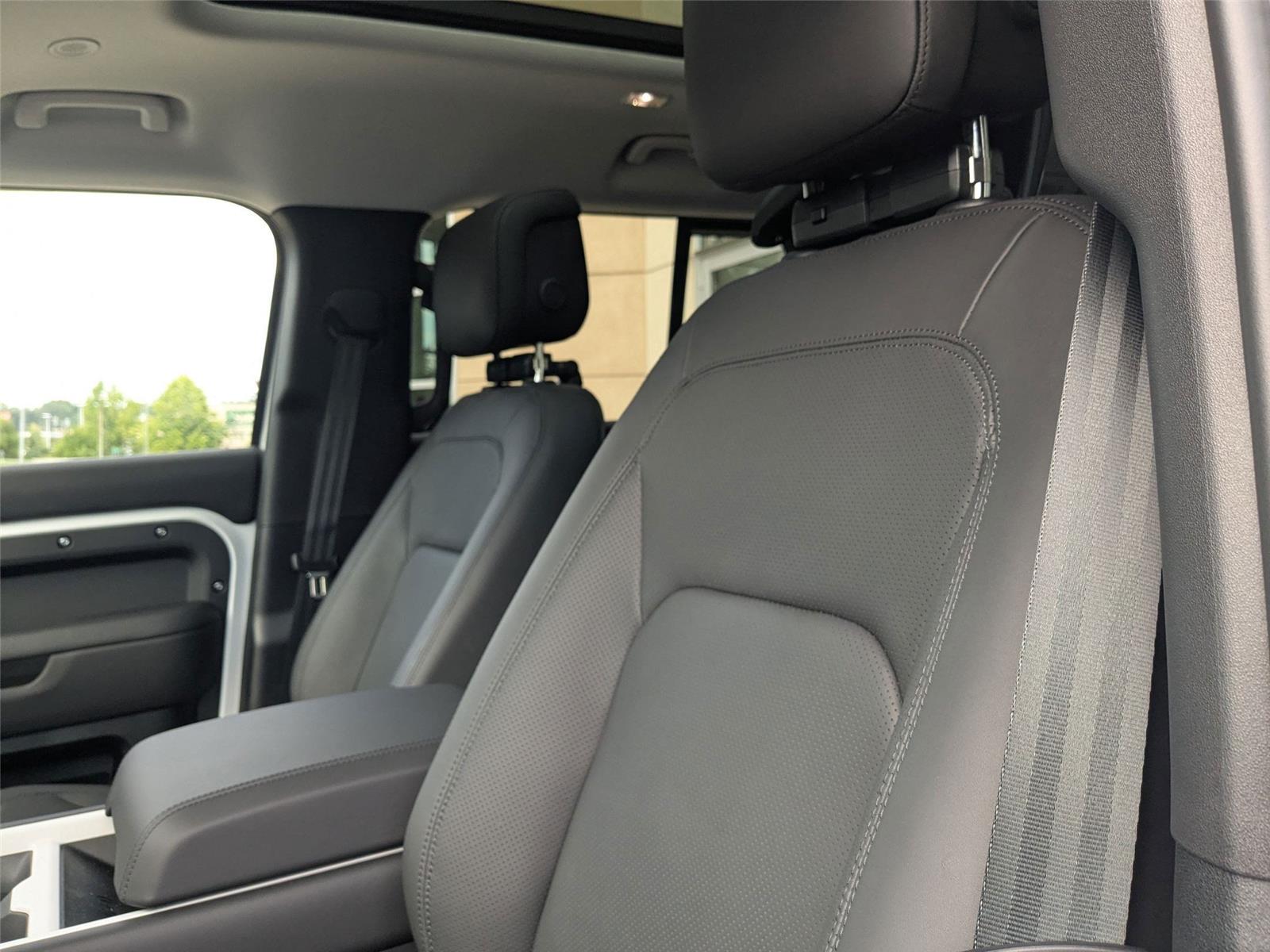 2025 Land Rover Defender 130 X-Dynamic SE photo 13