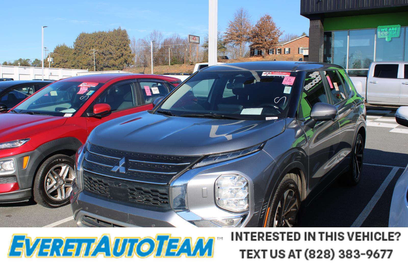 2022 Mitsubishi Outlander SE's photo