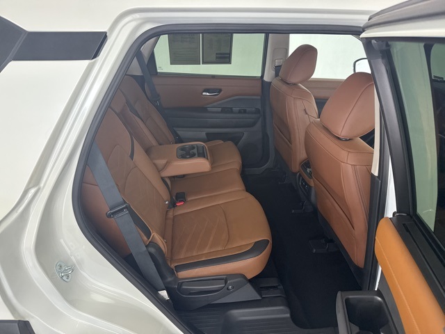 2024 Nissan Pathfinder Platinum photo 10