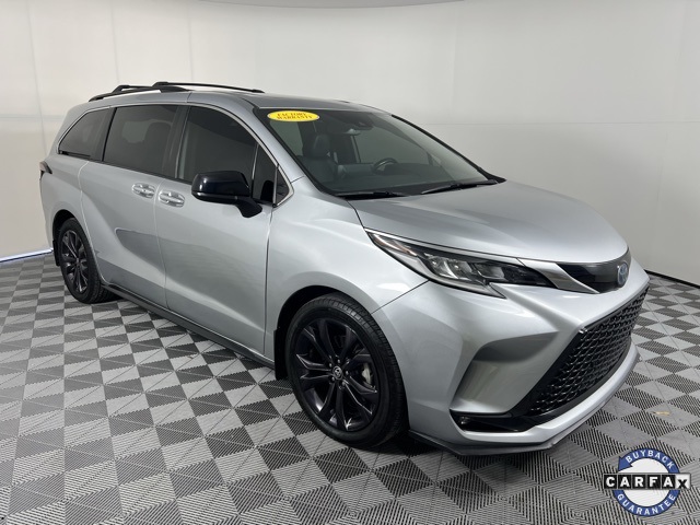 2022 Toyota Sienna XSE's photo