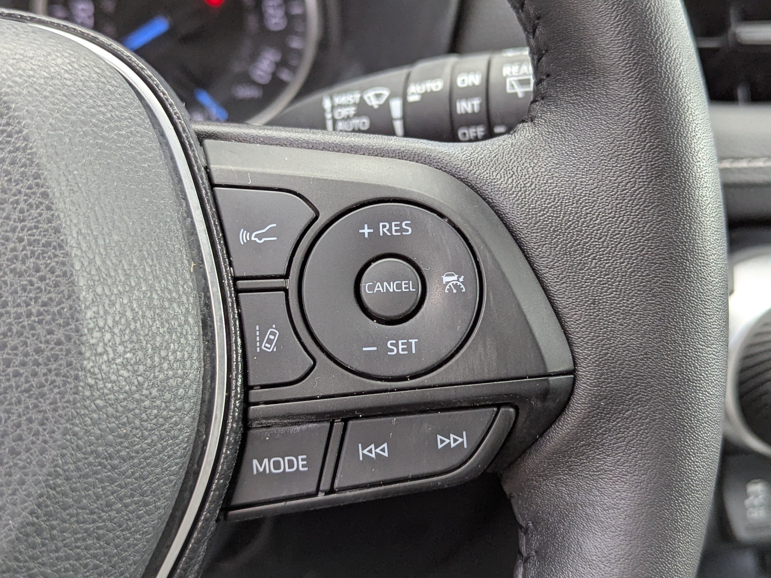2021 Toyota RAV4 Hybrid XLE photo 24