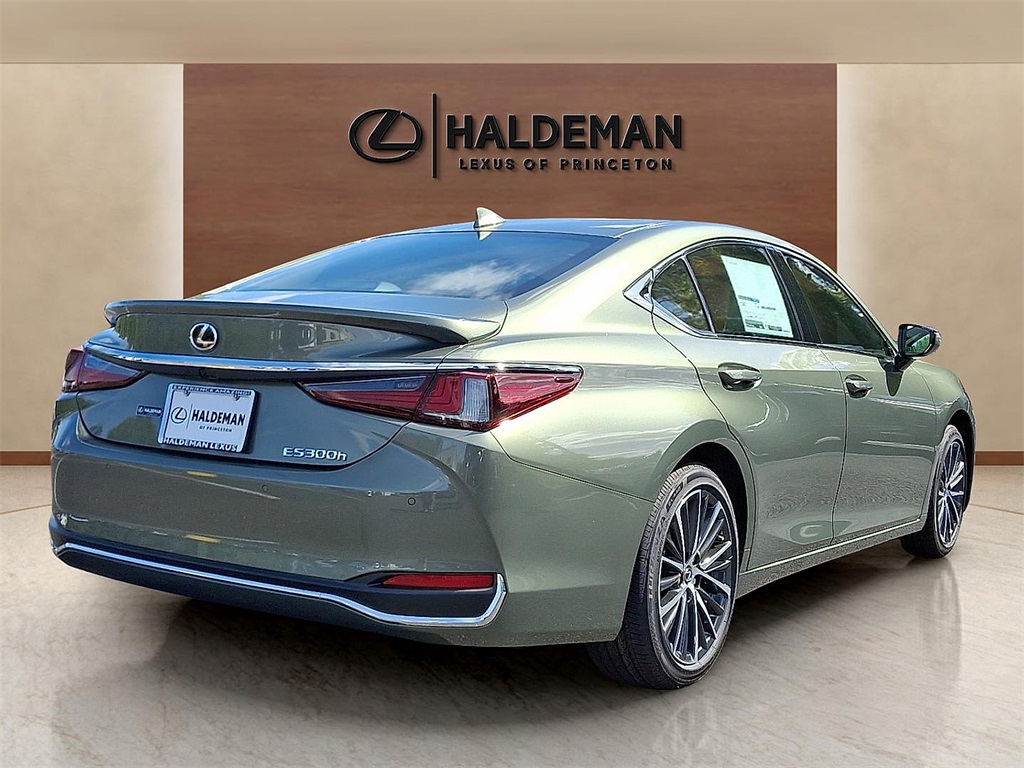 2025 Lexus ES 300h photo 4