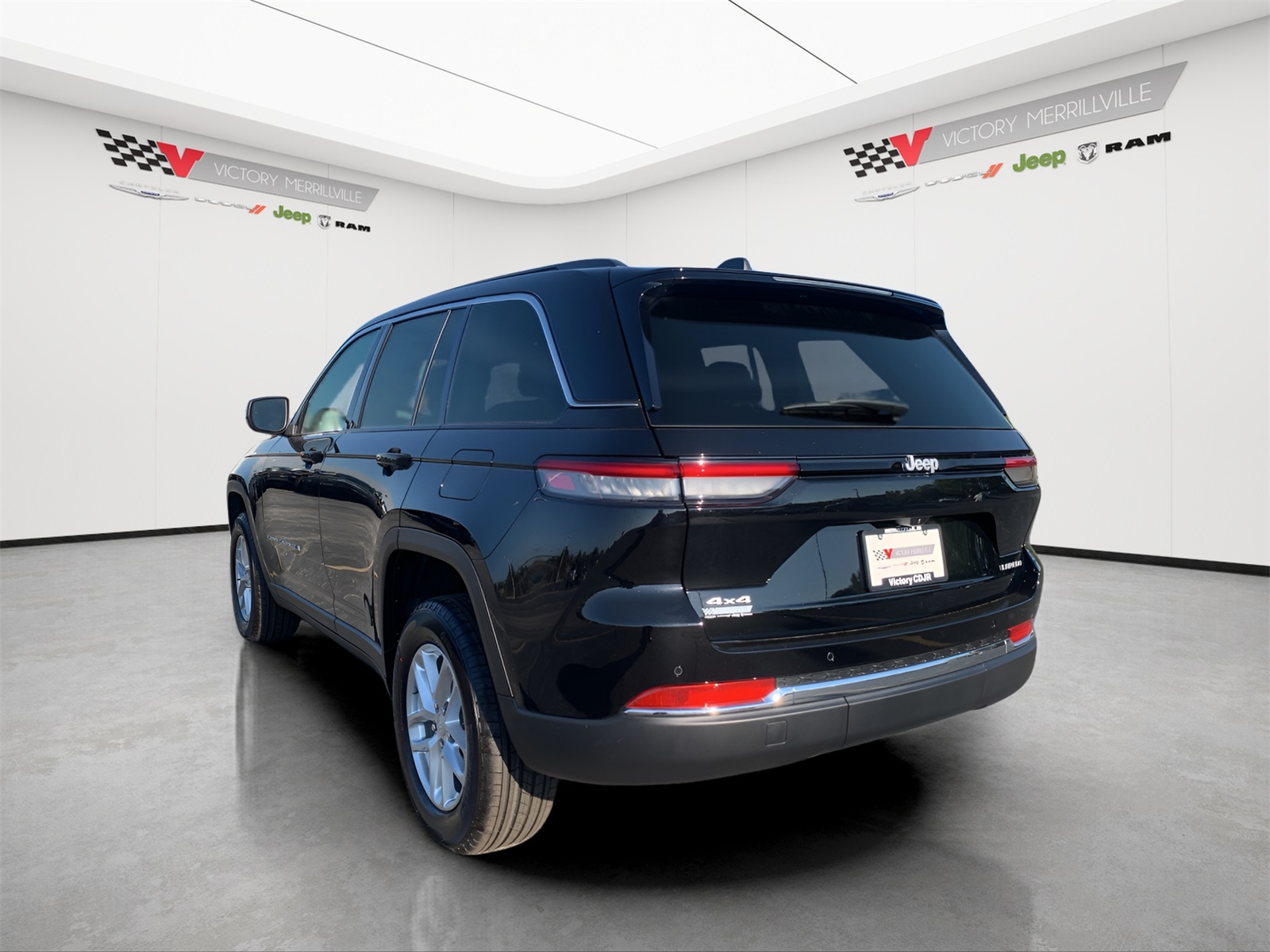 2025 Jeep Grand Cherokee Laredo photo 2