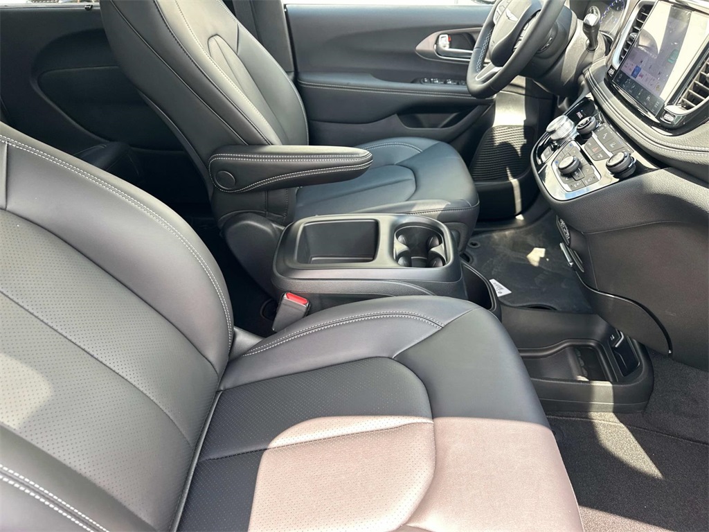 2025 Chrysler Pacifica photo 16