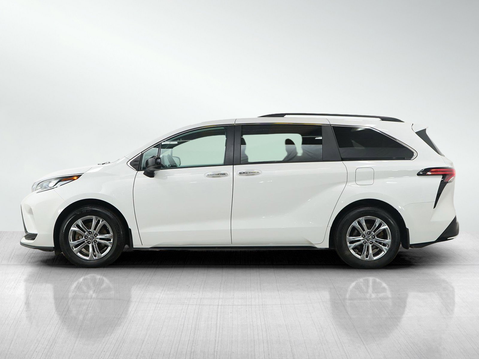 Used 2022 Toyota Sienna XSE with VIN 5TDGSKFC6NS058544 for sale in Wayzata, Minnesota