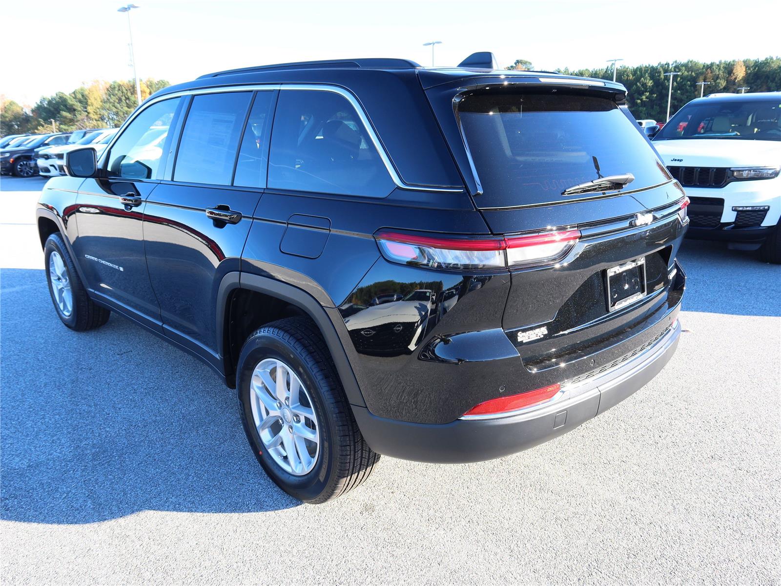 2025 Jeep Grand Cherokee Laredo X photo 3