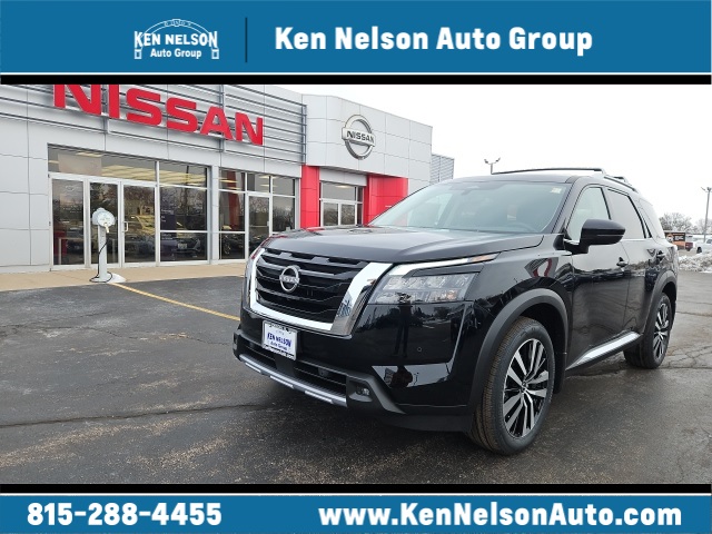 2025 Nissan Pathfinder Platinum's photo