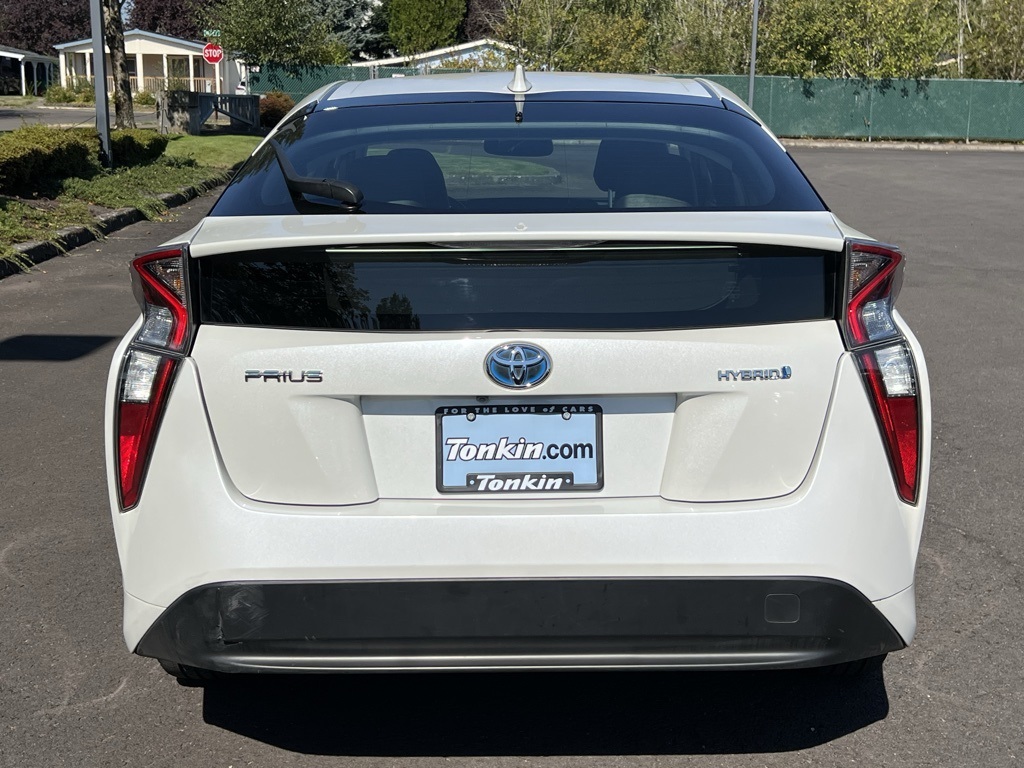 2016 Toyota Prius Four photo 5