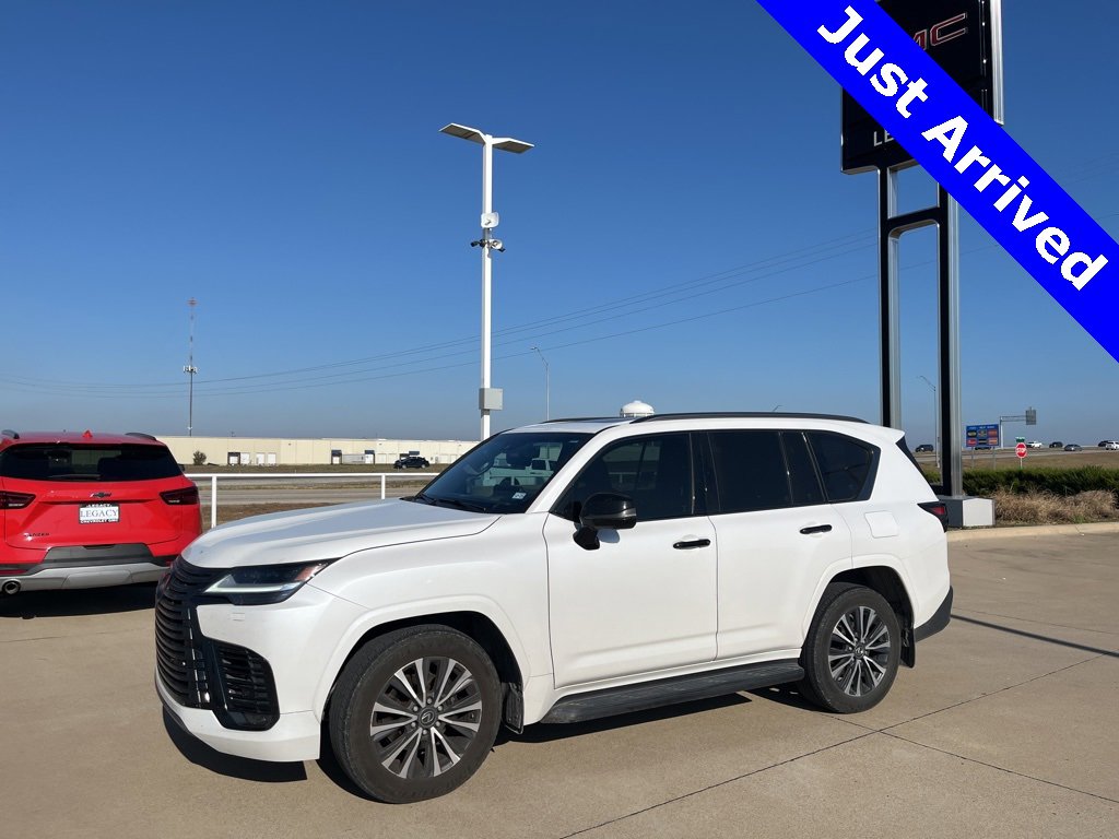 2022 Lexus LX Premium's photo