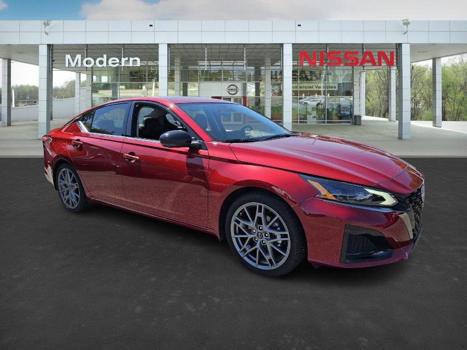 2024 Nissan Altima SR photo 2