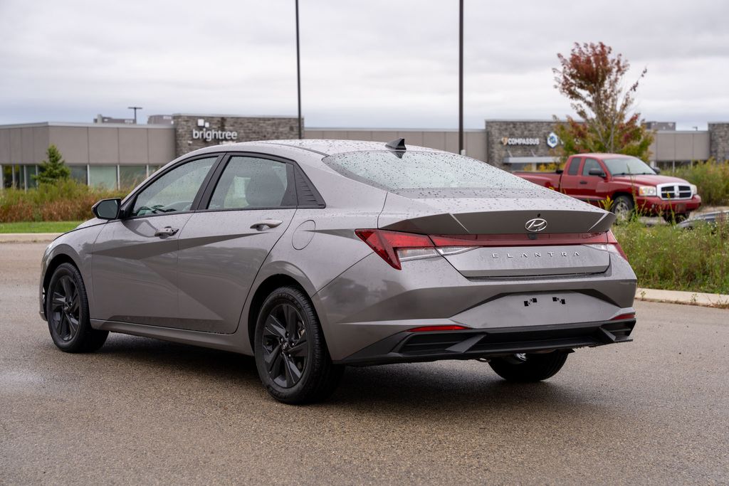 2023 Hyundai Elantra SEL photo 4