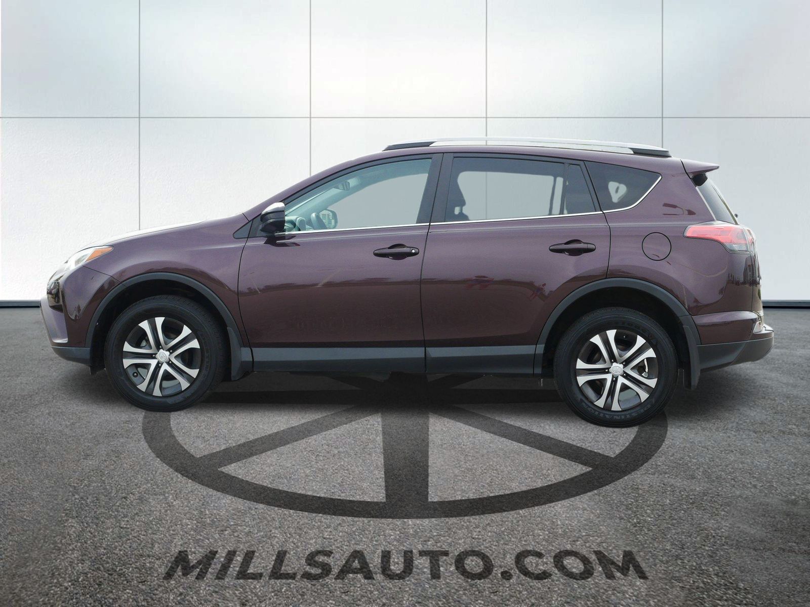 Used 2018 Toyota RAV4 LE with VIN 2T3BFREV6JW811654 for sale in Willmar, Minnesota