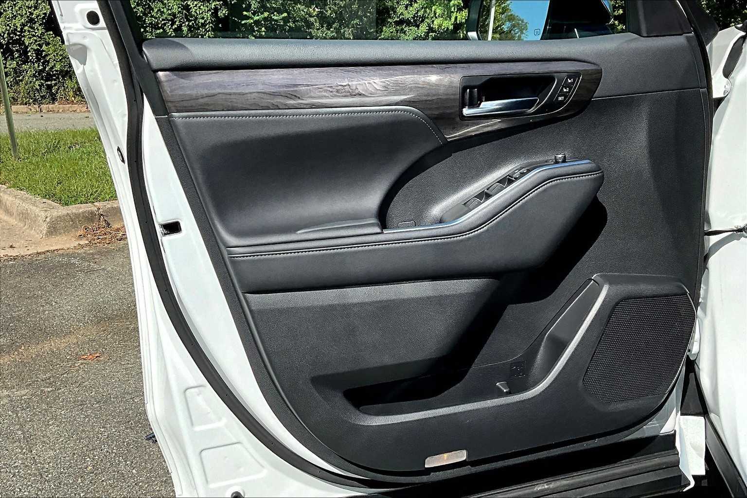 2024 Toyota Highlander Limited photo 21