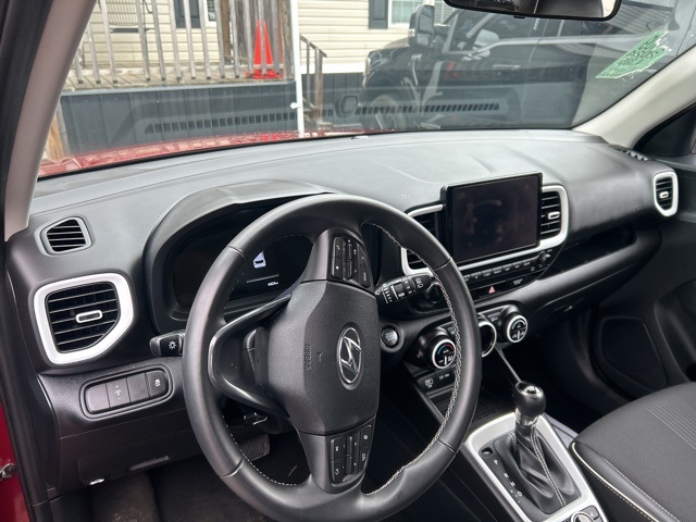 2024 Hyundai Venue Limited photo 7