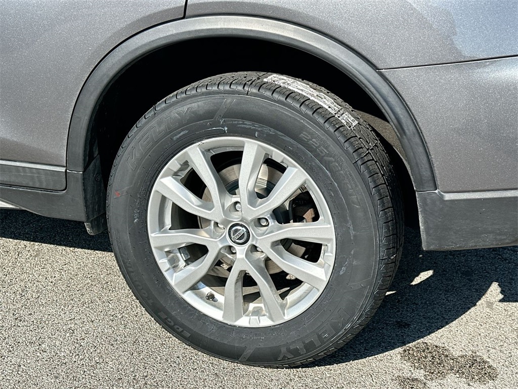 2017 Nissan Rogue SV photo 23