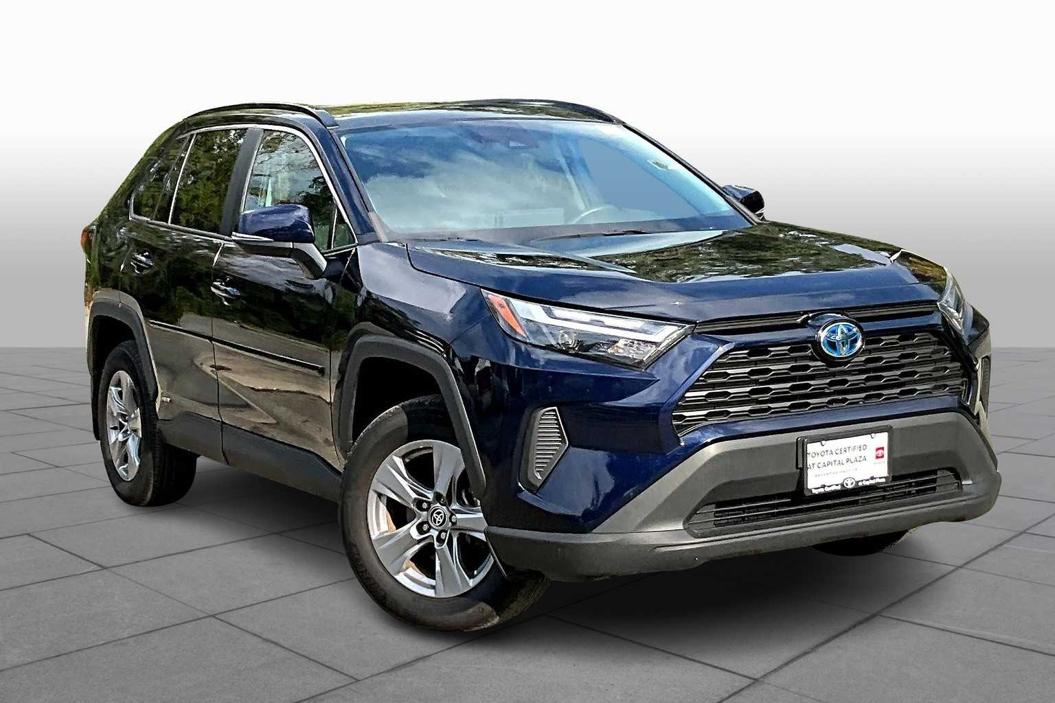 2022 Toyota RAV4 Hybrid XLE photo 2