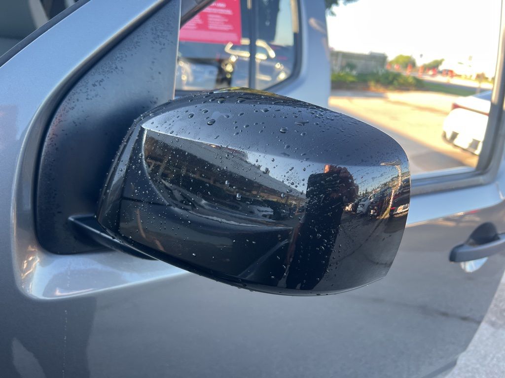 2021 Nissan Frontier Crew Cab photo 24
