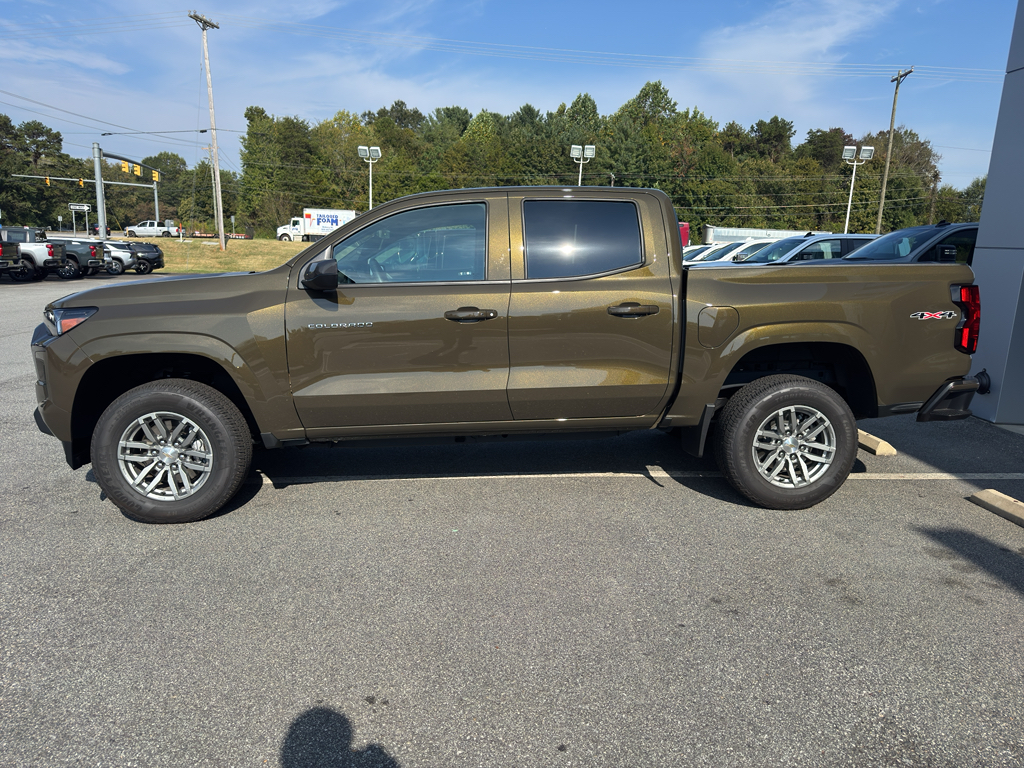 2024 Chevrolet Colorado LT photo 3