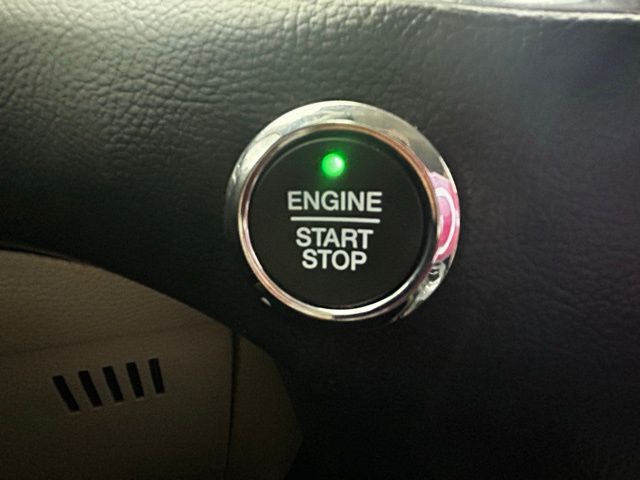 2021 Ford Edge Titanium photo 2