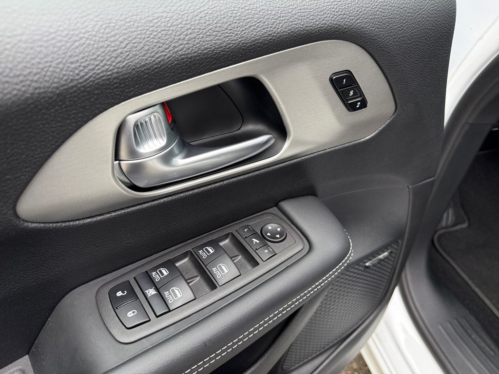 2024 Chrysler Pacifica Hybrid S Appearance photo 11