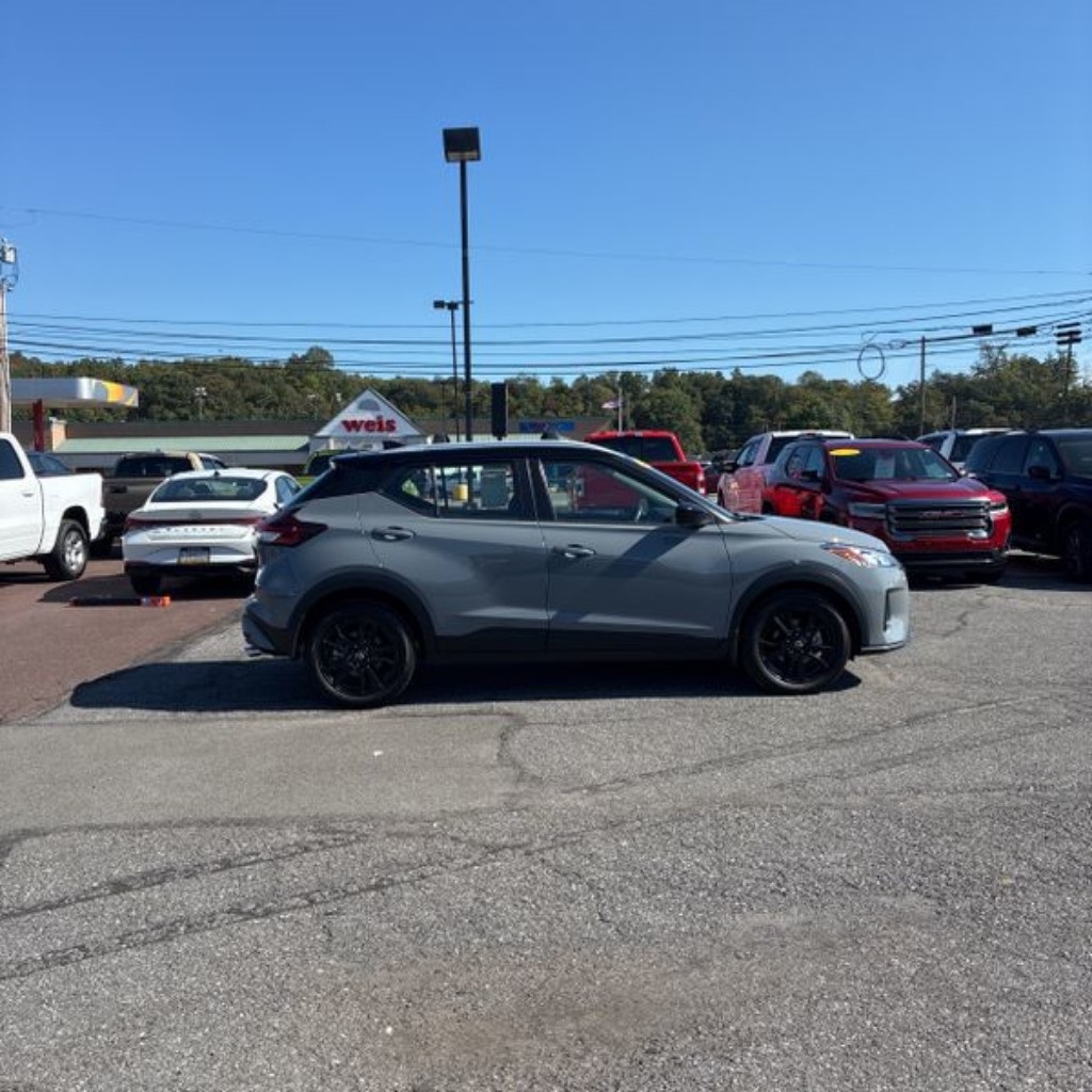 2023 Nissan Kicks SV photo 2