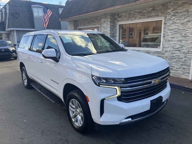 2024 Chevrolet Suburban LT photo 2