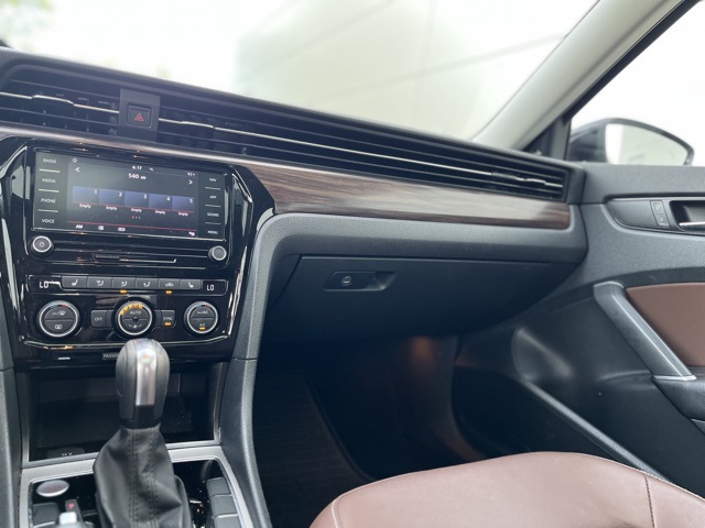 2022 Volkswagen Passat 2.0T Limited photo 5