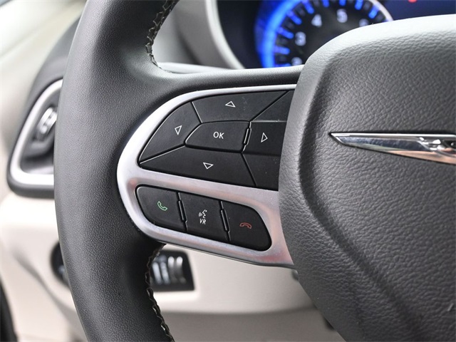 2022 Chrysler Pacifica Touring L photo 2