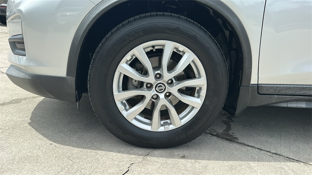 2018 Nissan Rogue SV photo 10