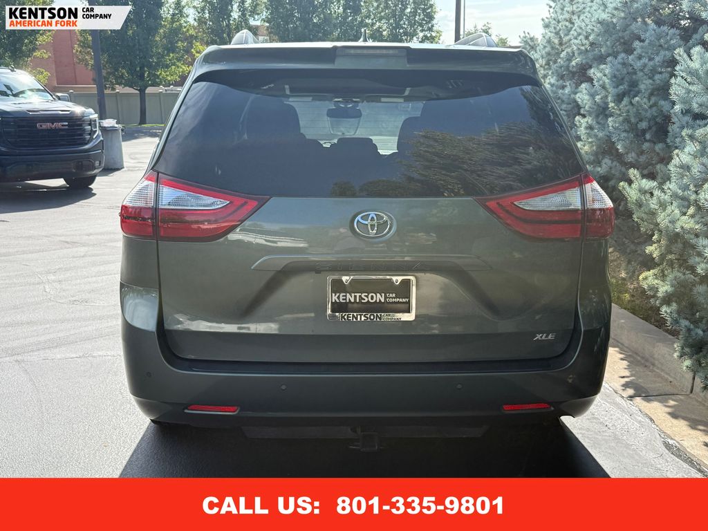 2019 Toyota Sienna XLE photo 7
