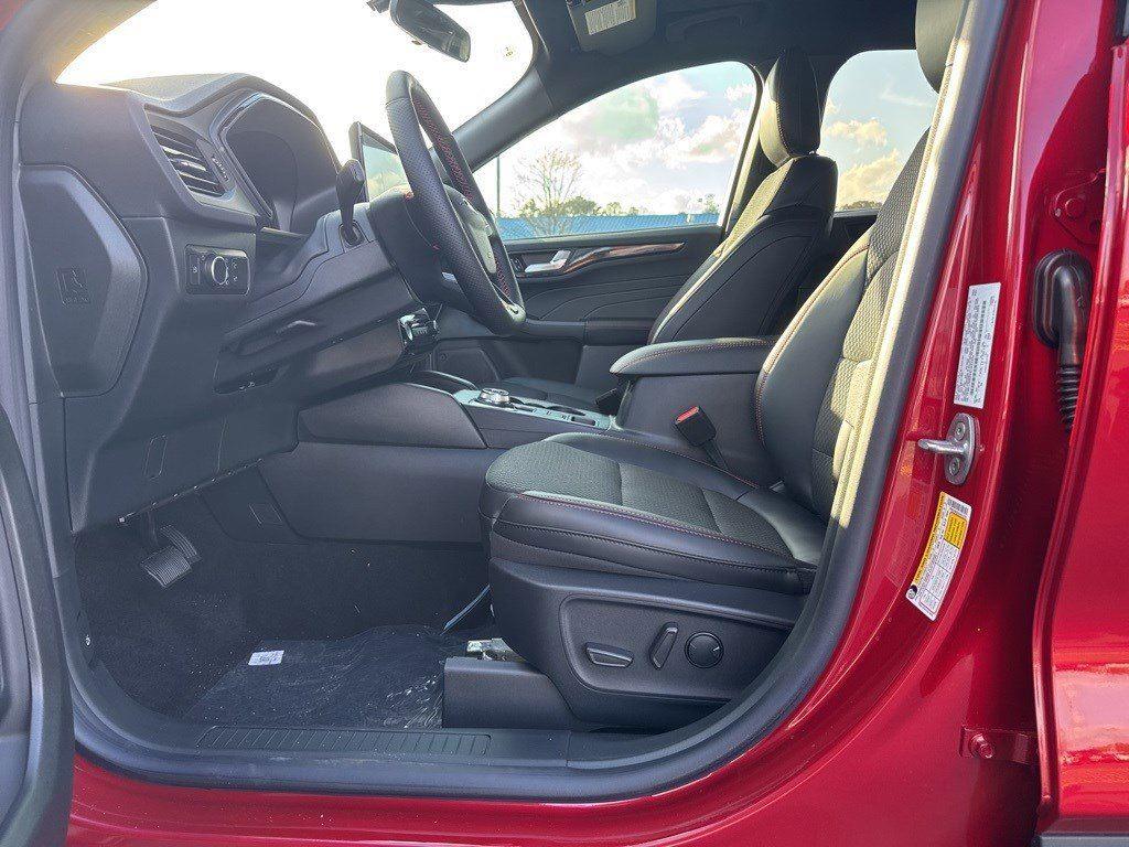 2025 Ford Escape ST-Line photo 3
