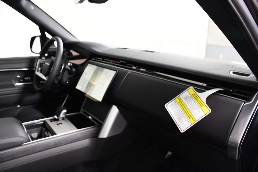 2025 Land Rover Range Rover SE photo 17
