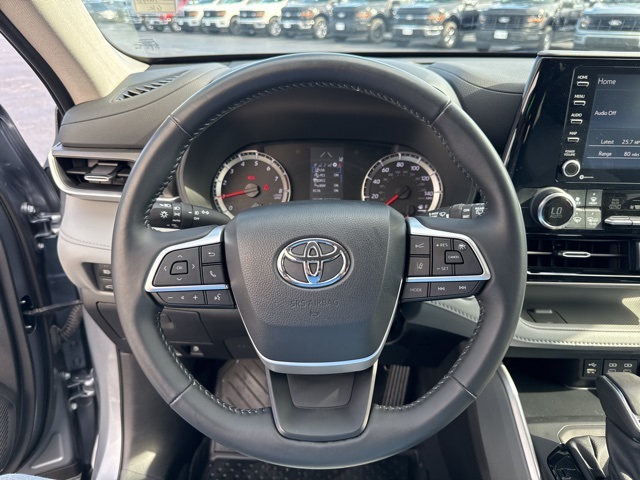 2022 Toyota Highlander LE photo 12