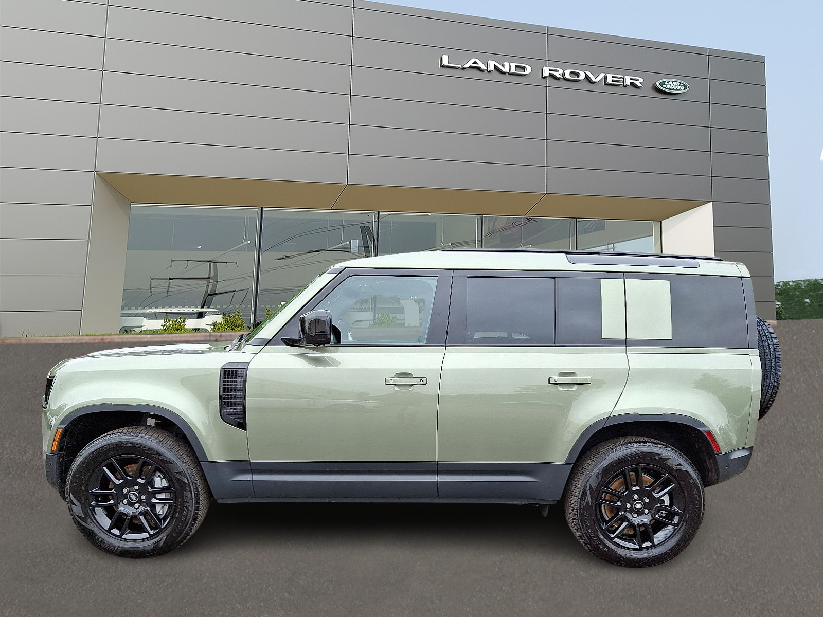 2025 Land Rover Defender 110 photo 3
