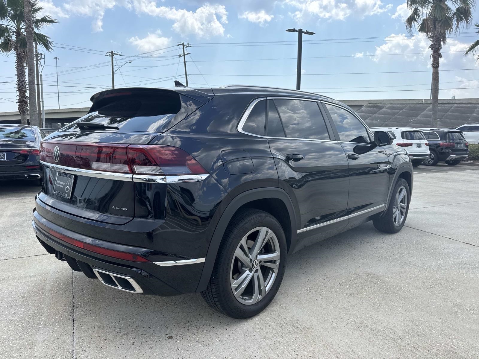 2024 Volkswagen Atlas Cross Sport SEL R-Line photo 4