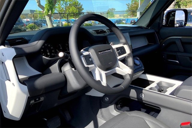 2025 Land Rover Defender 130 X-Dynamic SE photo 7