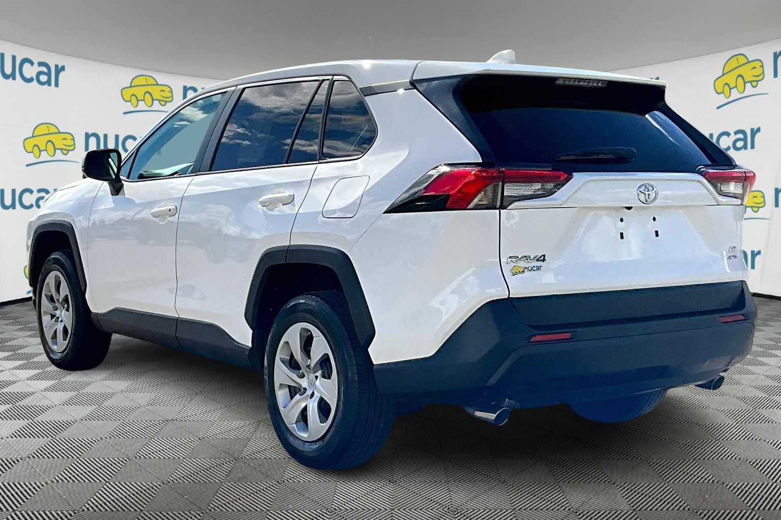 2022 Toyota RAV4 LE photo 4
