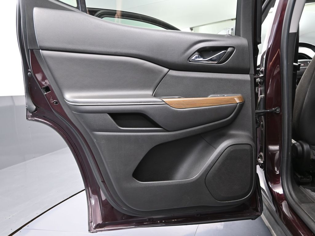 2017 Gmc Acadia SLE photo 28