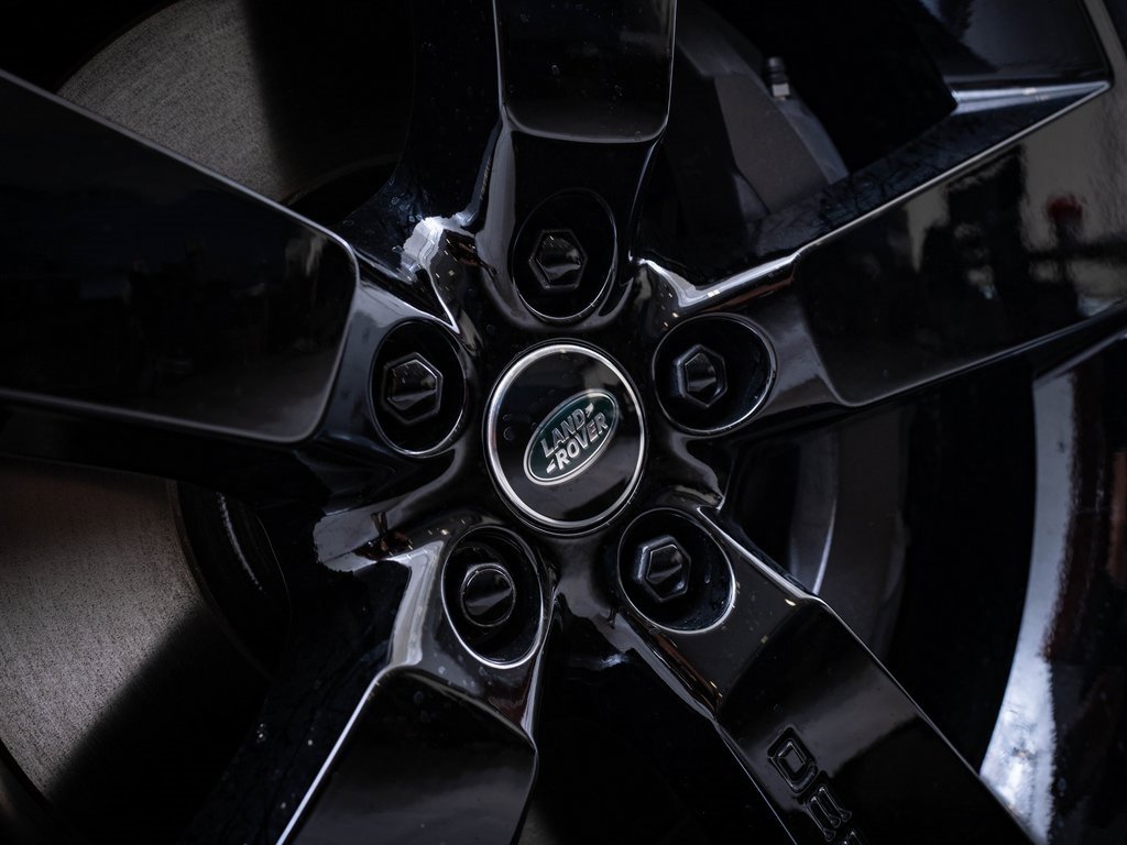 2025 Land Rover Defender 110 X-Dynamic SE photo 7
