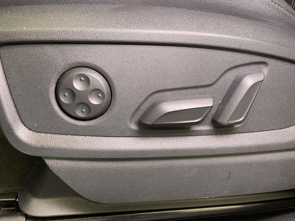 2023 Audi SQ5 Prestige photo 16