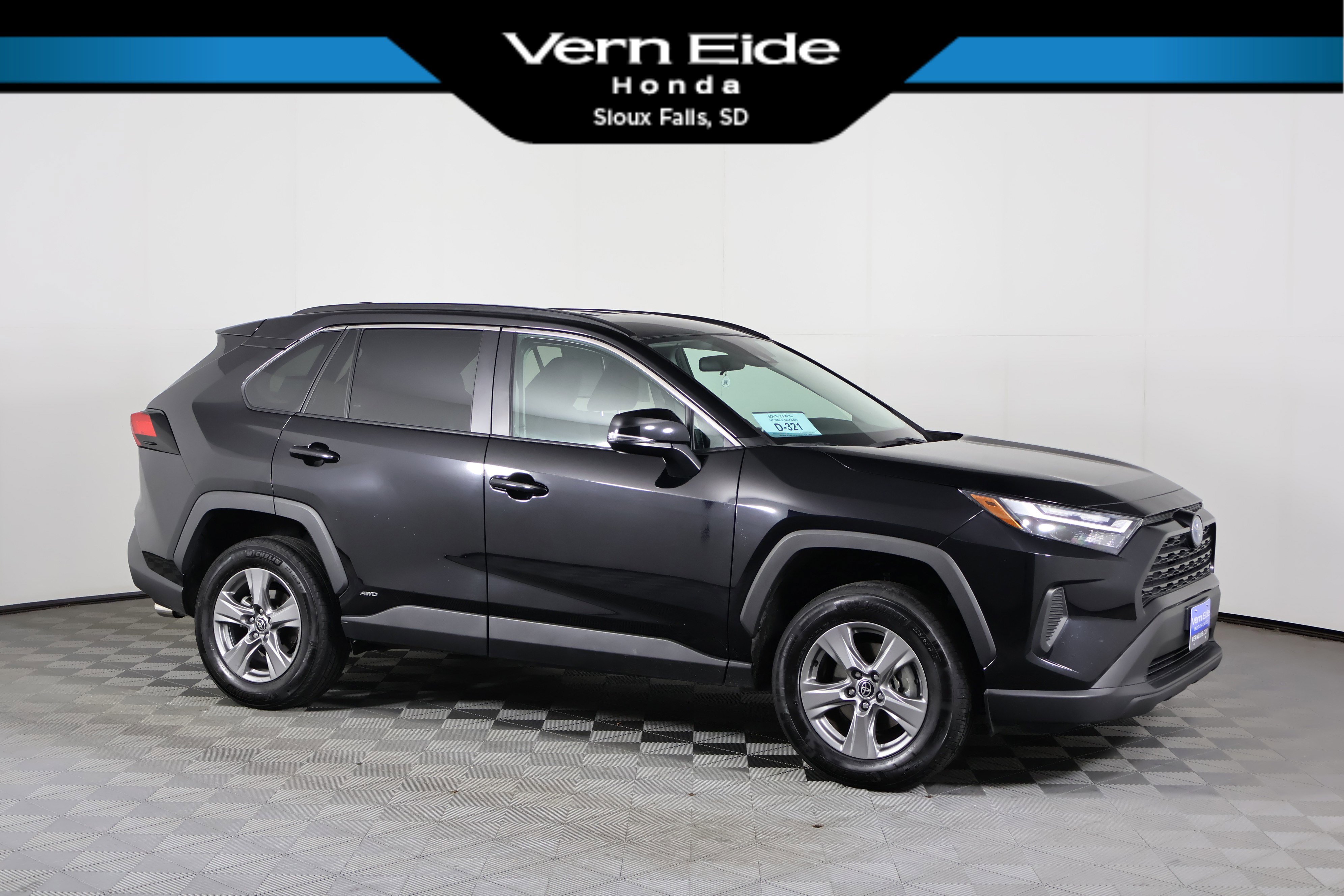 2024 Toyota RAV4 XLE's photo